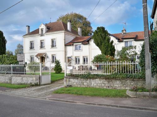 Chambres d'hotes Villa Nantrisé : Bed and Breakfast near Cléry-le-Petit