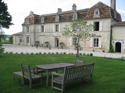 Château Manoir de la Lèche : Bed and Breakfast near Angoulême