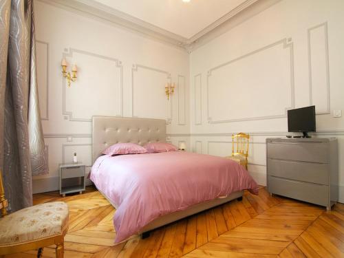 Grand Haussmann Opera 3 bedrooms apartment : Apartment near Paris 17e Arrondissement