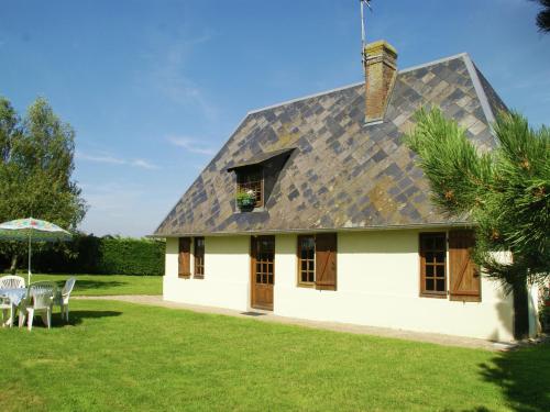 Maison De Vacances - Morainville-Jouveaux : Guest accommodation near Le Planquay